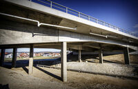 Auf dem Bild ist eine neue Brücke mit Unterbau zu sehen.