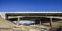 Auf dem Bild ist eine neue Brücke mit Unterbau zu sehen.