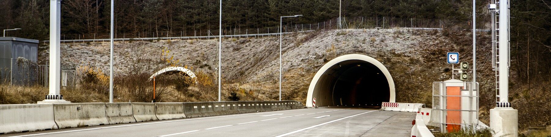 Auf dem Bild sind zwei Röhren des Kroislerwandtunnel auf der A10, der Tauernautobahn, zu sehen.