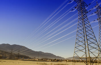 Nell'immagine si vede una costruzione per la sospensione delle linee elettriche aeree. 