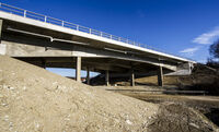 Auf dem Bild ist eine neue Brücke mit Unterbau zu sehen.