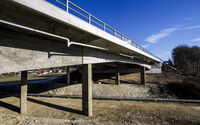 Auf dem Bild ist eine neue Brücke mit Unterbau zu sehen.