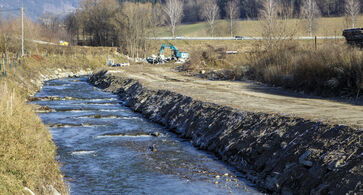 The picture shows a large construction site with heavy equipment in the field.