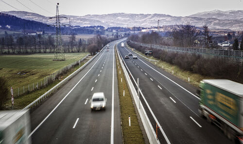 The picture shows the driving and oncoming lane of the A2 in the Wolfsberg South area with moving cars.