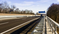 Auf dem Bild ist eine neue Brücke mit Unterbau zu sehen.