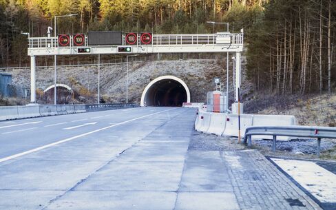 Nell'immagine si vedono due canne della galleria di Kroislerwand sull'A10, l'autostrada degli Alti Tauri. 