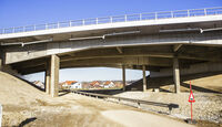 Auf dem Bild ist eine neue Brücke mit Unterbau zu sehen.