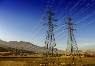 Nell'immagine si vede una costruzione per la sospensione delle linee elettriche aeree. 