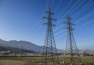 Nell'immagine si vede una costruzione per la sospensione delle linee elettriche aeree. 