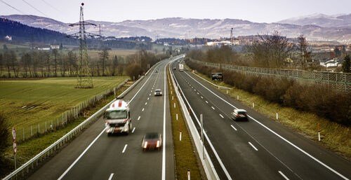 Nell'immagine si vedono le corsie dell'A2 nei due sensi di marcia, nella zona di Wolfsberg Sud, con le auto in movimento.