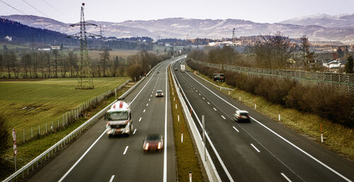 The picture shows the driving and oncoming lane of the A2 in the Wolfsberg South area with moving cars.