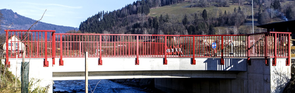 Auf dem Bild ist eine Großbaustelle mit schwerem Gerät auf einem Feld zu sehen.